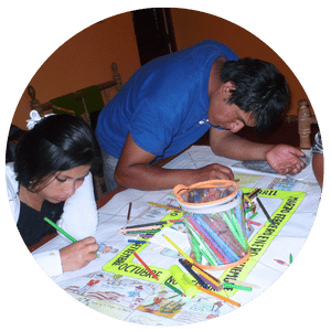 Jóvenes andinos elaboran carteles educativos con mensajes coloridos