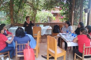 Mujeres en taller comunitario en entorno natural andino