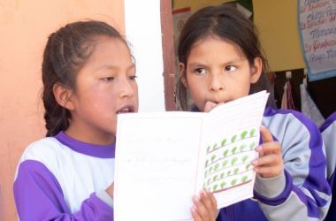 Niñas presentan trabajo escolar como parte de educación comunitaria