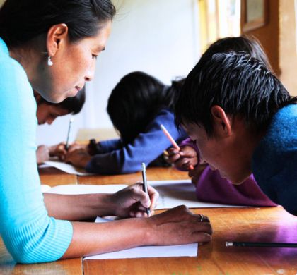 Docente acompaña a niños en proceso de aprendizaje intercultural