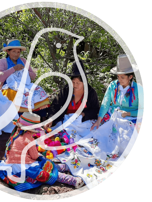 Mujeres bordando en círculo en taller de Urpichallay