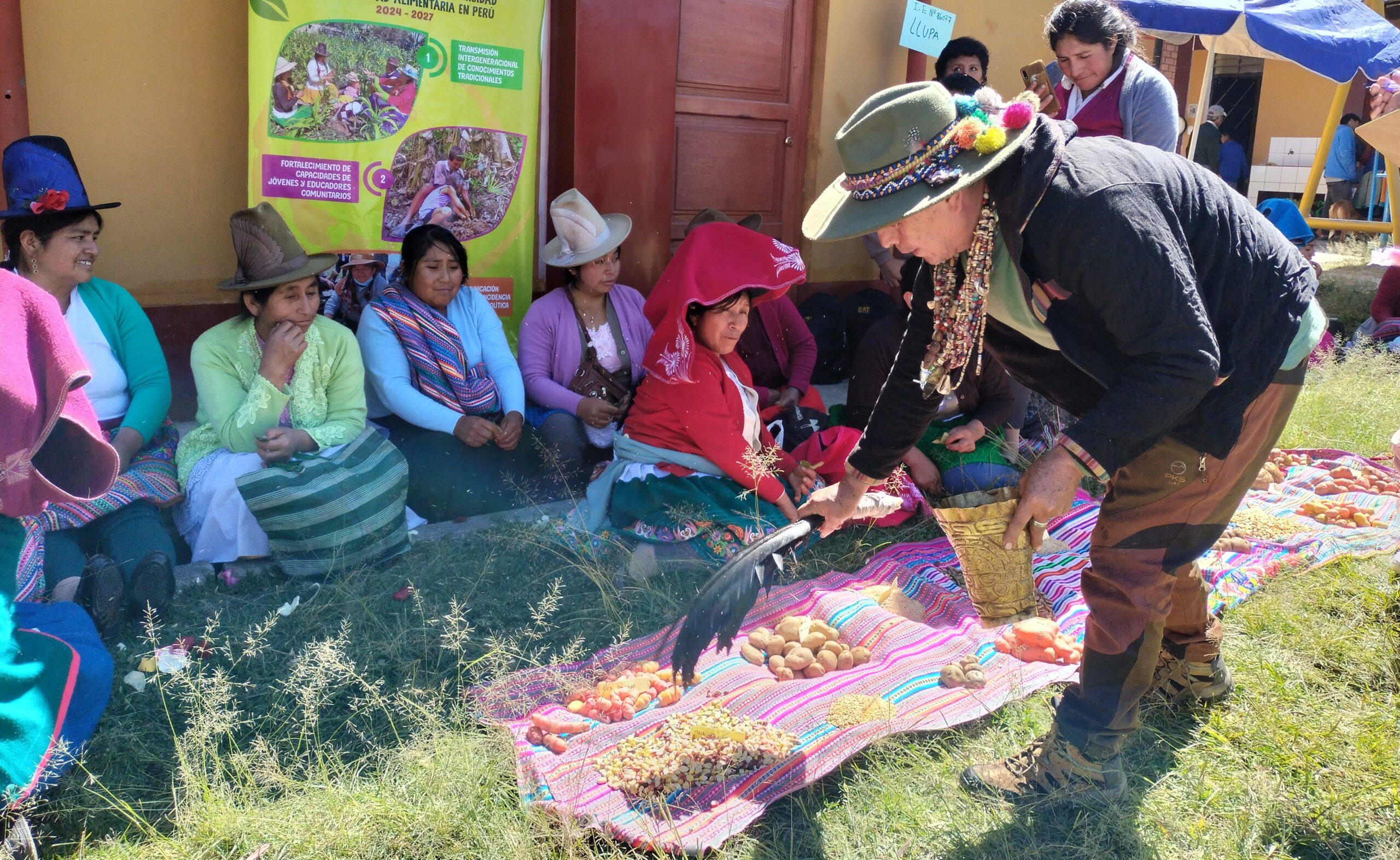 Familias y estudiantes participan en un intercambio de semillas nativas durante Murukuna Trukay.