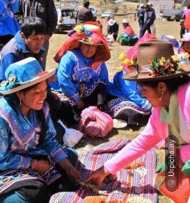 Mujeres andinas conversando en un encuentro comunitario en Áncash