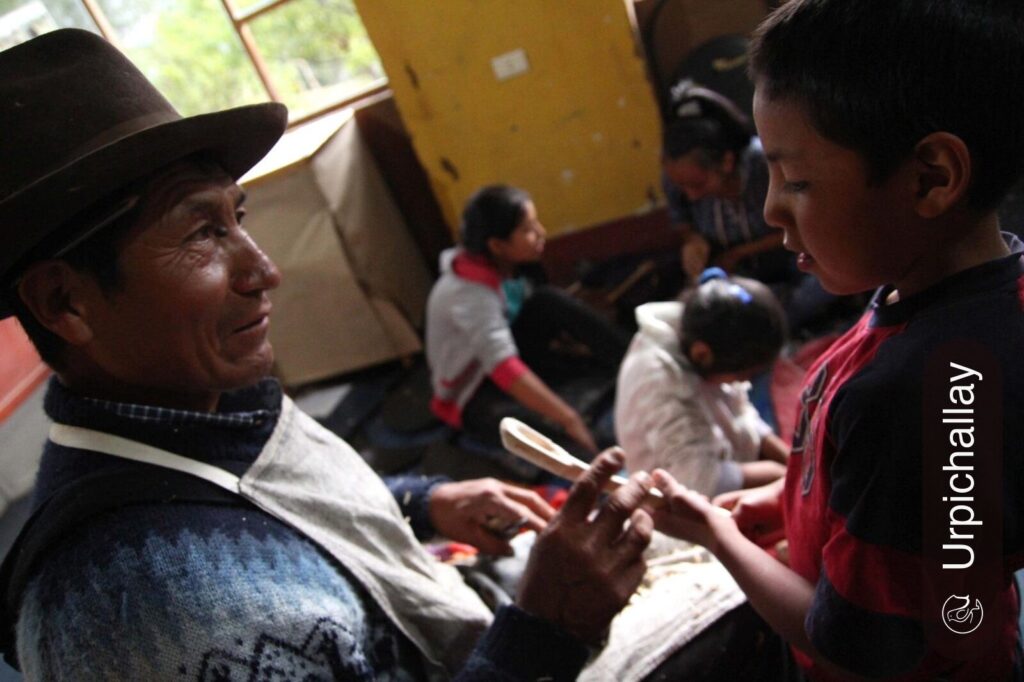Anciano campesino compartiendo un momento con niños en una vivienda rural de Áncash