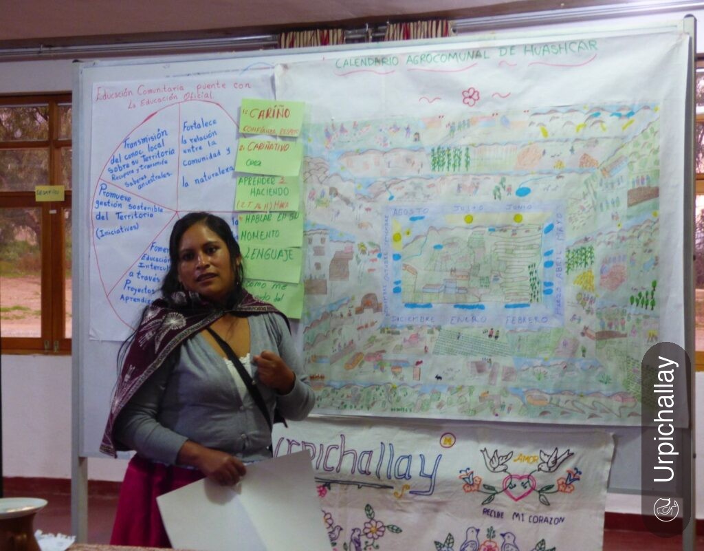 Participante presenta un material elaborado durante una actividad de educación intercultural y comunitaria.